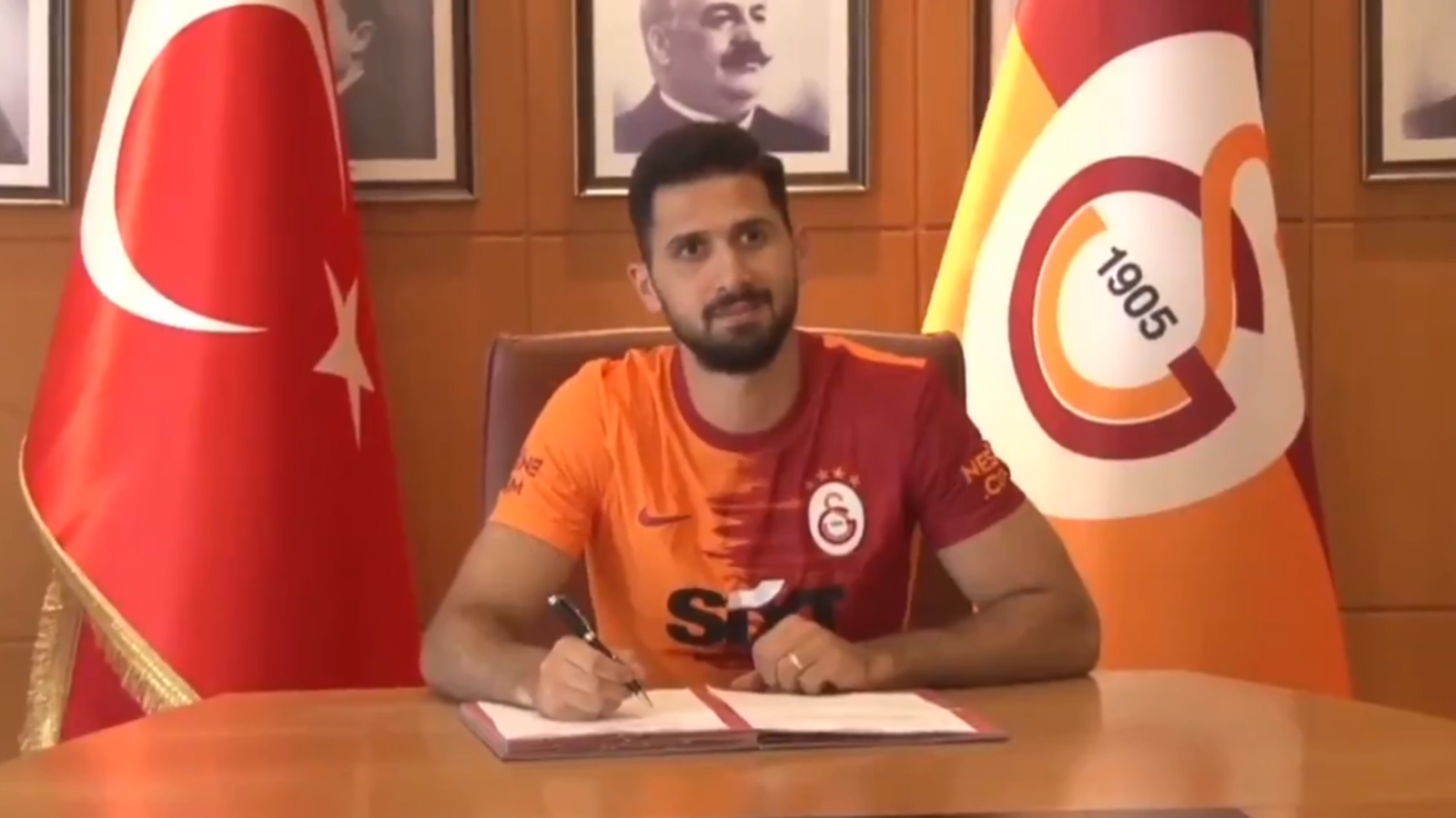 Emre Akbaba sözleşme yeniledi!